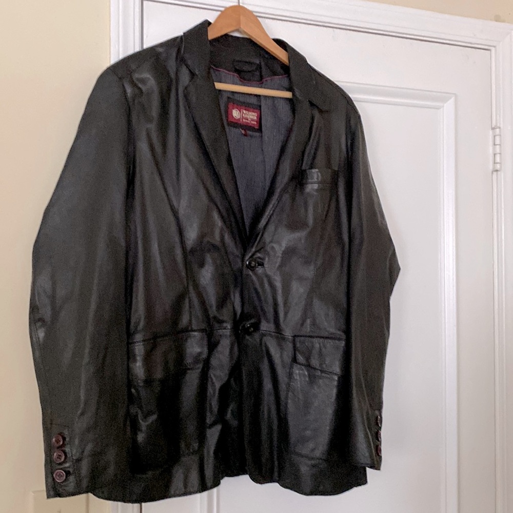 Men’s black leather suit jacket, size large.